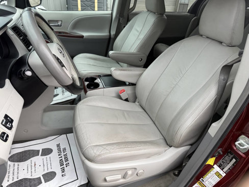 Used 2011 Toyota Sienna XLE image 19