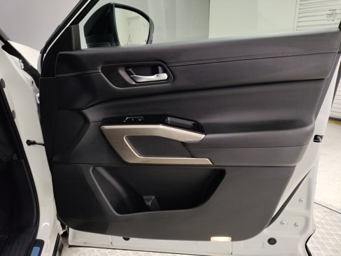 Used 2022 Nissan Pathfinder Platinum w/ Cargo Package image 32
