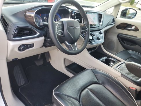 Used 2023 Chrysler Pacifica Limited image 2
