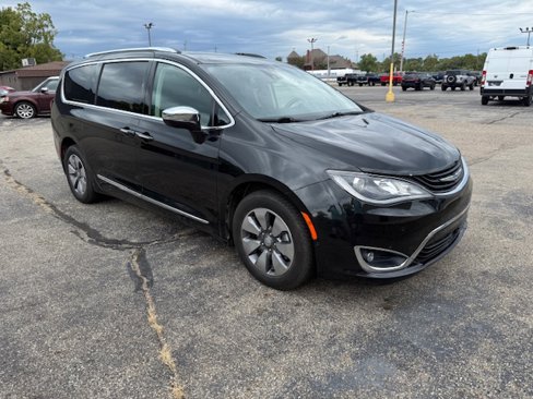 Used 2018 Chrysler Pacifica Limited w/ Advanced Safetytec Group image 2