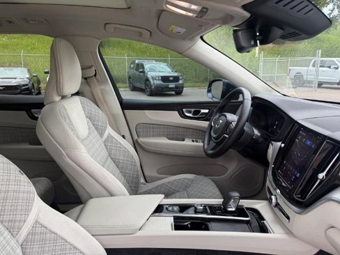 Used 2022 Volvo XC60 B5 Momentum image 28