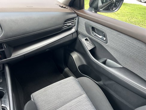 Used 2023 Nissan Rogue SV image 16