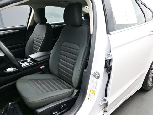 Used 2019 Ford Fusion SE image 12
