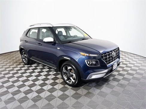 Used 2022 Hyundai Venue Limited image 2