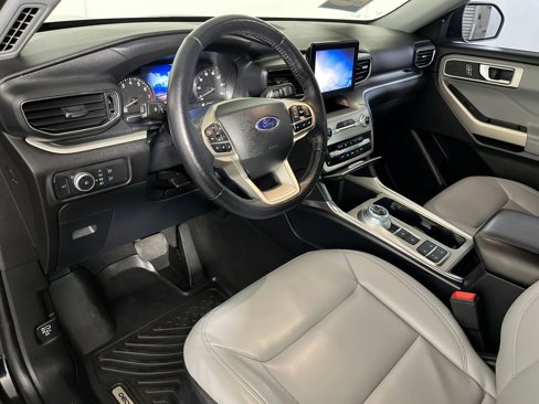 Used 2021 Ford Explorer XLT w/ Equipment Group 202A image 3