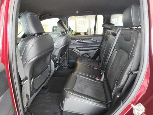 Certified 2024 Jeep Grand Cherokee Altitude image 12