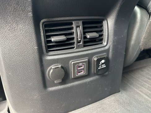 Used 2020 Nissan Titan SL w/ Moonroof Package image 37