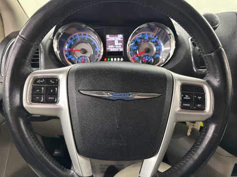 Used 2016 Chrysler Town & Country Touring image 31