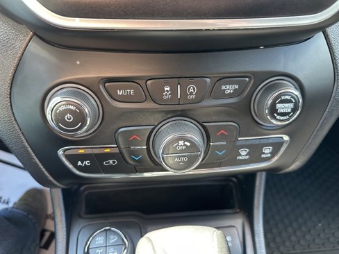 Used 2019 Jeep Cherokee Trailhawk w/ Comfort & Convenience Group image 22
