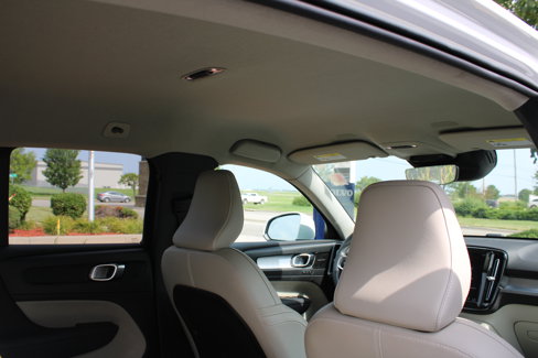 Used 2022 Volvo XC40 T5 Momentum image 40