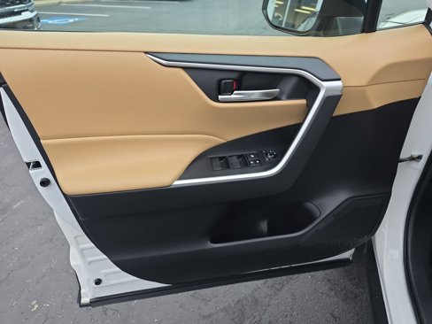 Used 2021 Toyota RAV4 XLE image 10