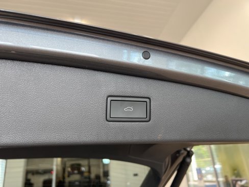 Used 2024 Volkswagen Tiguan SE R-Line image 20