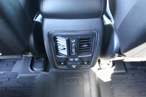 Used 2019 Jeep Grand Cherokee Limited w/ Luxury Group II image 31
