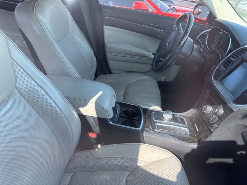 Used 2018 Chrysler 300 Limited image 5