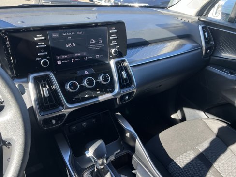Used 2022 Kia Sorento LX image 18
