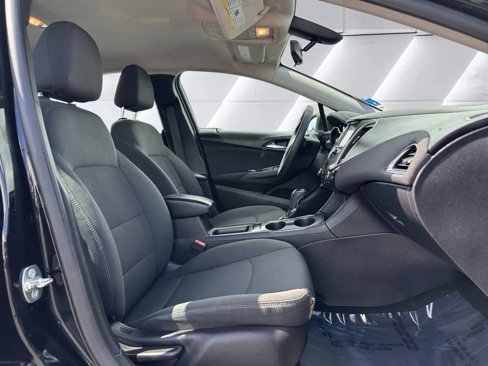 Used 2017 Chevrolet Cruze LT w/ Convenience Package image 10