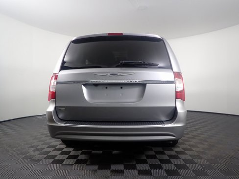 Used 2016 Chrysler Town & Country Touring image 11