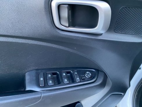 Used 2021 Hyundai Venue SE image 18