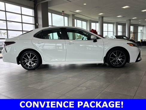 Used 2022 Toyota Camry SE image 2