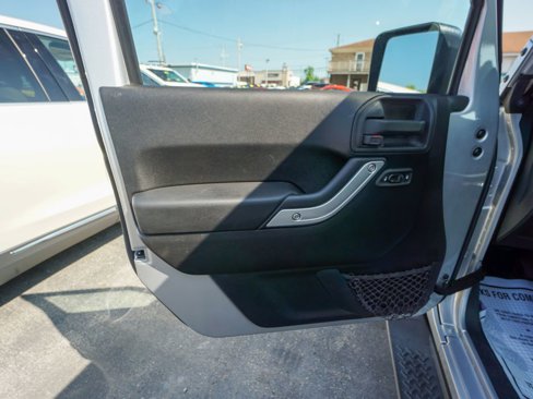 Used 2012 Jeep Wrangler Sahara image 13