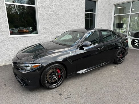 Used 2021 Alfa Romeo Giulia Quadrifoglio image 2
