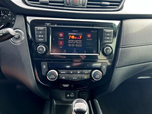 Used 2018 Nissan Rogue SV image 14