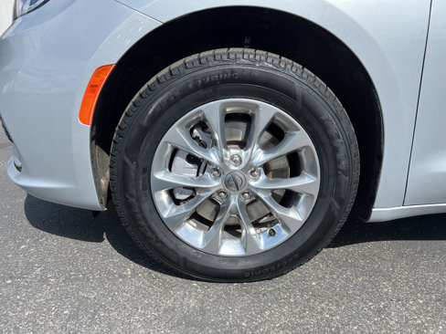 Used 2023 Chrysler Pacifica Touring-L image 12