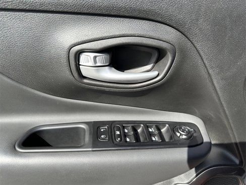 Used 2023 Jeep Renegade Latitude w/ Premium Group image 23