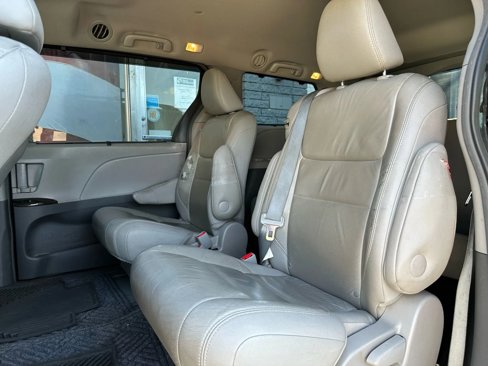 Used 2016 Toyota Sienna XLE image 9