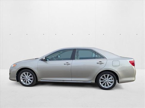 Used 2014 Toyota Camry XLE image 8