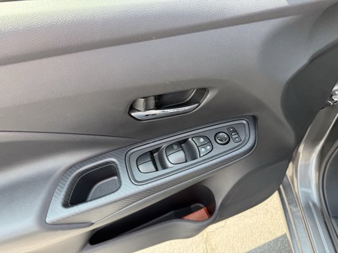 Used 2023 Nissan Versa SV image 9