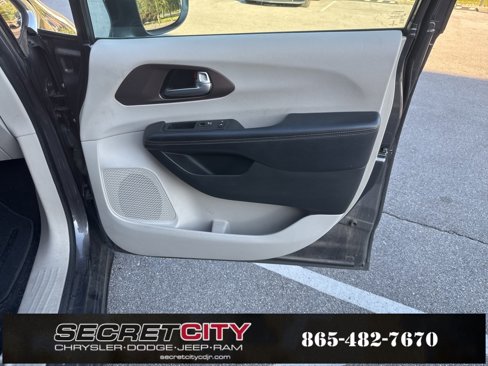 Used 2017 Chrysler Pacifica Touring-L image 12