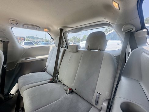 Used 2014 Toyota Sienna L image 11