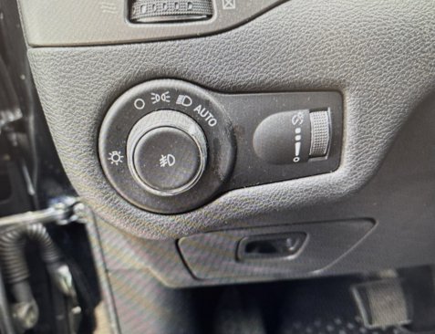 Used 2019 Jeep Cherokee Latitude w/ Cold Weather Group image 39