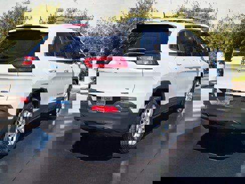 Used 2018 Jeep Cherokee Latitude Plus image 10