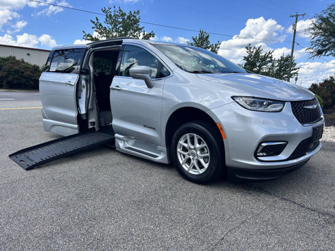 Used 2022 Chrysler Pacifica Touring-L image 1