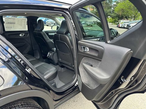 Used 2024 Volvo XC40 B5 Plus w/ Climate Package image 12