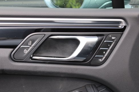 Certified 2024 Porsche Macan image 18