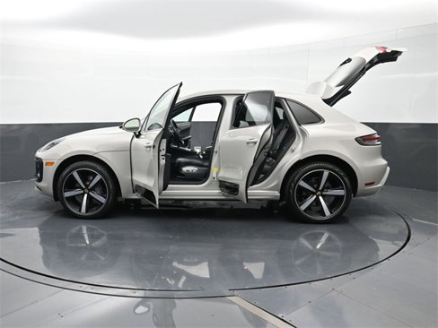 Certified 2022 Porsche Macan image 33