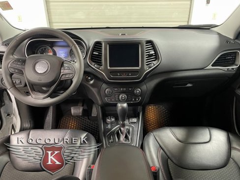 Used 2022 Jeep Cherokee Trailhawk image 13
