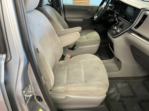 Used 2019 Toyota Sienna L image 10