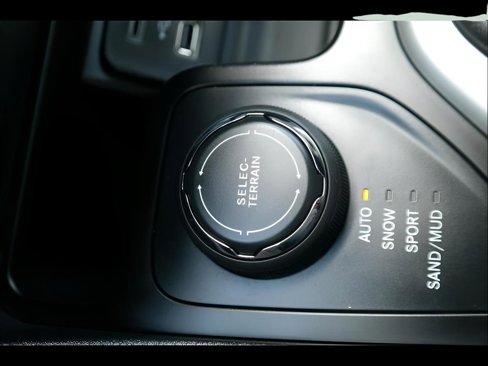 Used 2018 Jeep Cherokee Latitude Plus w/ Cold Weather Group image 19
