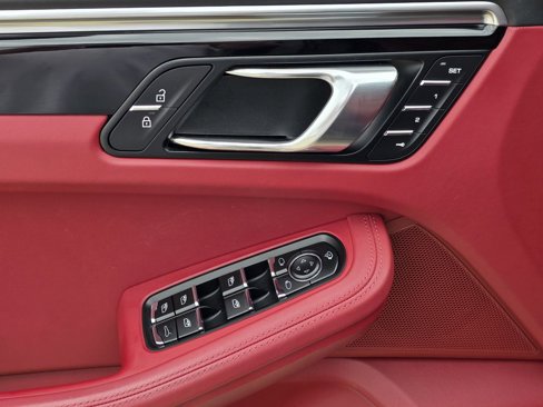 Used 2023 Porsche Macan Turbo image 28