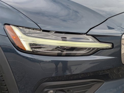 Certified 2023 Volvo V60 B5 Cross Country Plus image 9