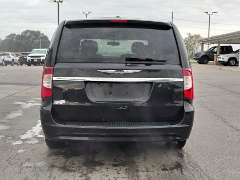 Used 2014 Chrysler Town & Country S image 5