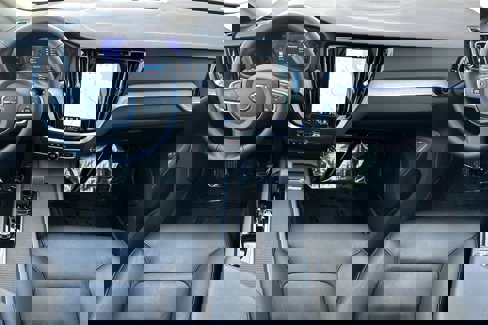 Certified 2025 Volvo S60 B5 Core image 3