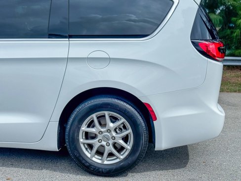Used 2024 Chrysler Pacifica Touring-L image 30