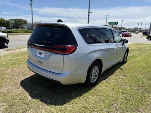Used 2024 Chrysler Pacifica Touring-L image 6