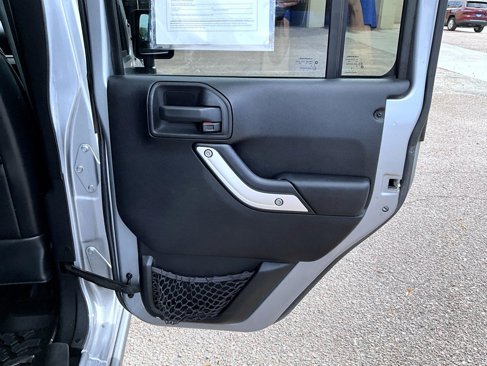 Used 2015 Jeep Wrangler Unlimited Rubicon w/ Connectivity Group image 19