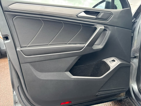 Certified 2022 Volkswagen Tiguan SE R-Line image 13